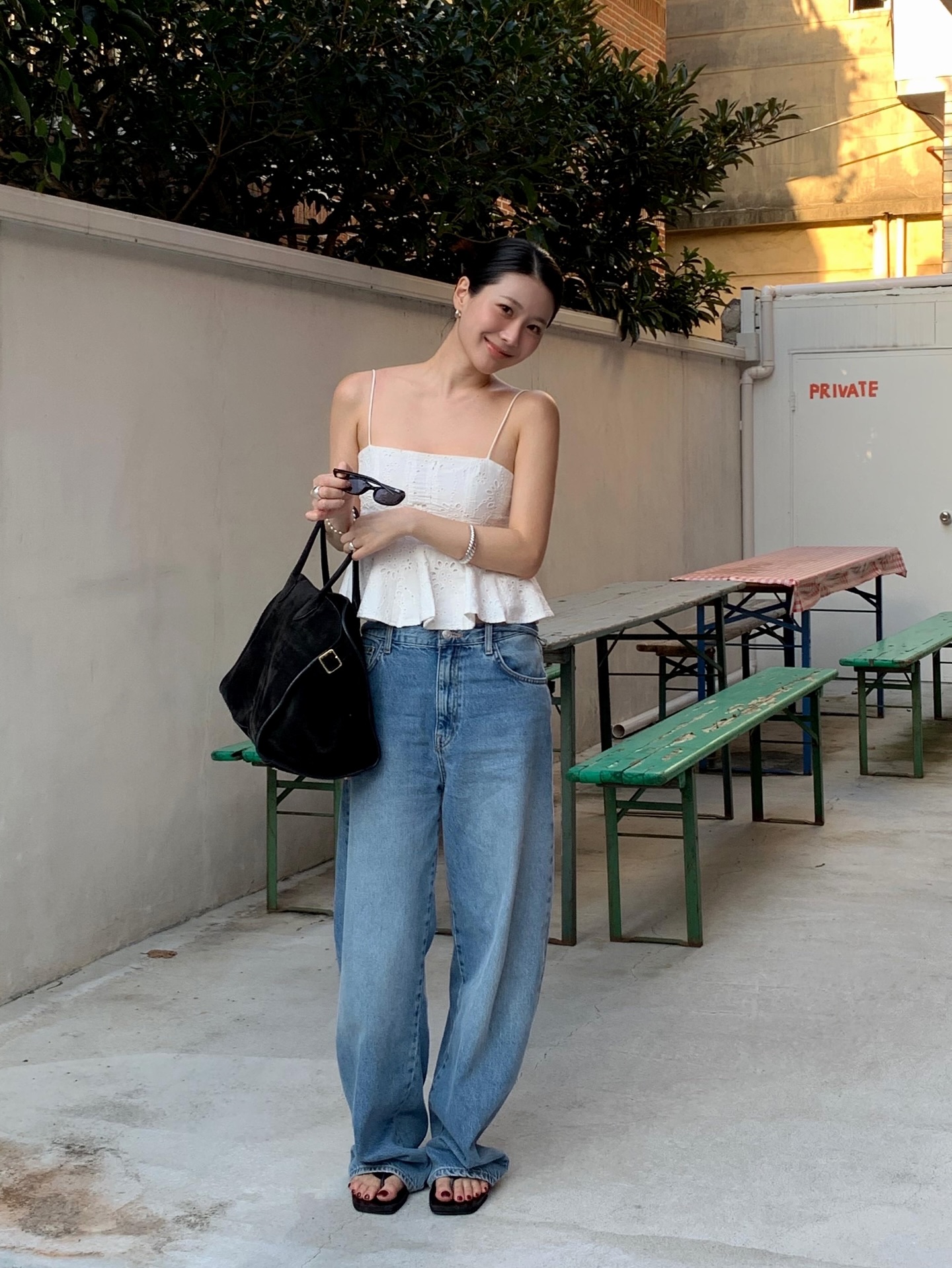 Mặc đẹp rất đơn giản nếu chị em có 4 món đồ denim đang là mốt- Ảnh 6.