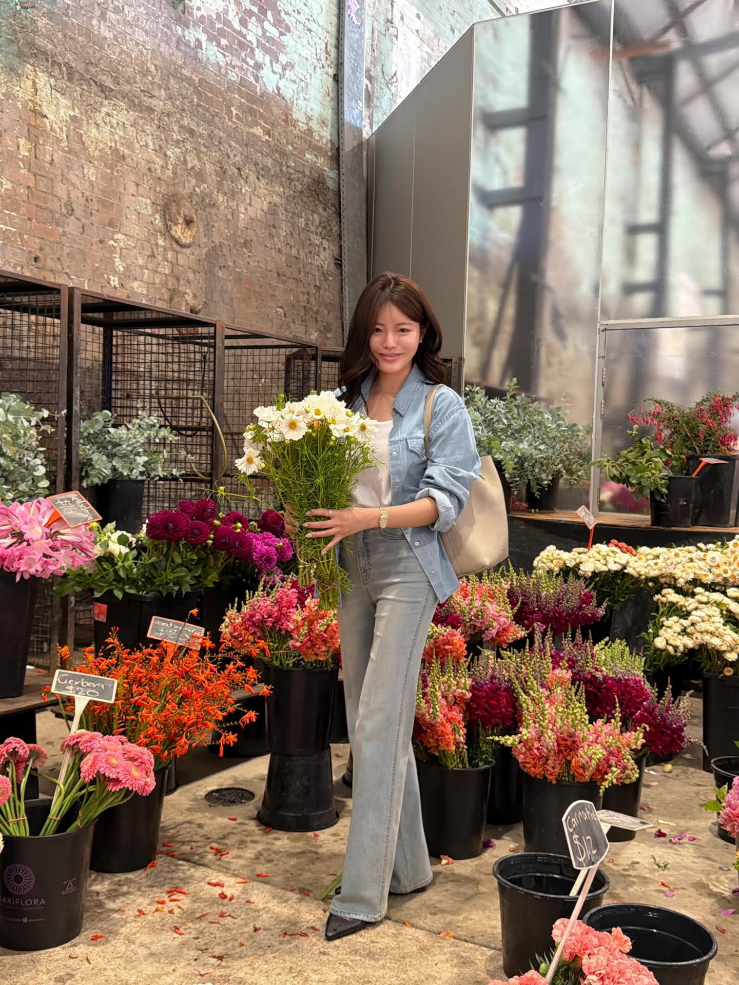 Mặc đẹp rất đơn giản nếu chị em có 4 món đồ denim đang là mốt- Ảnh 9.