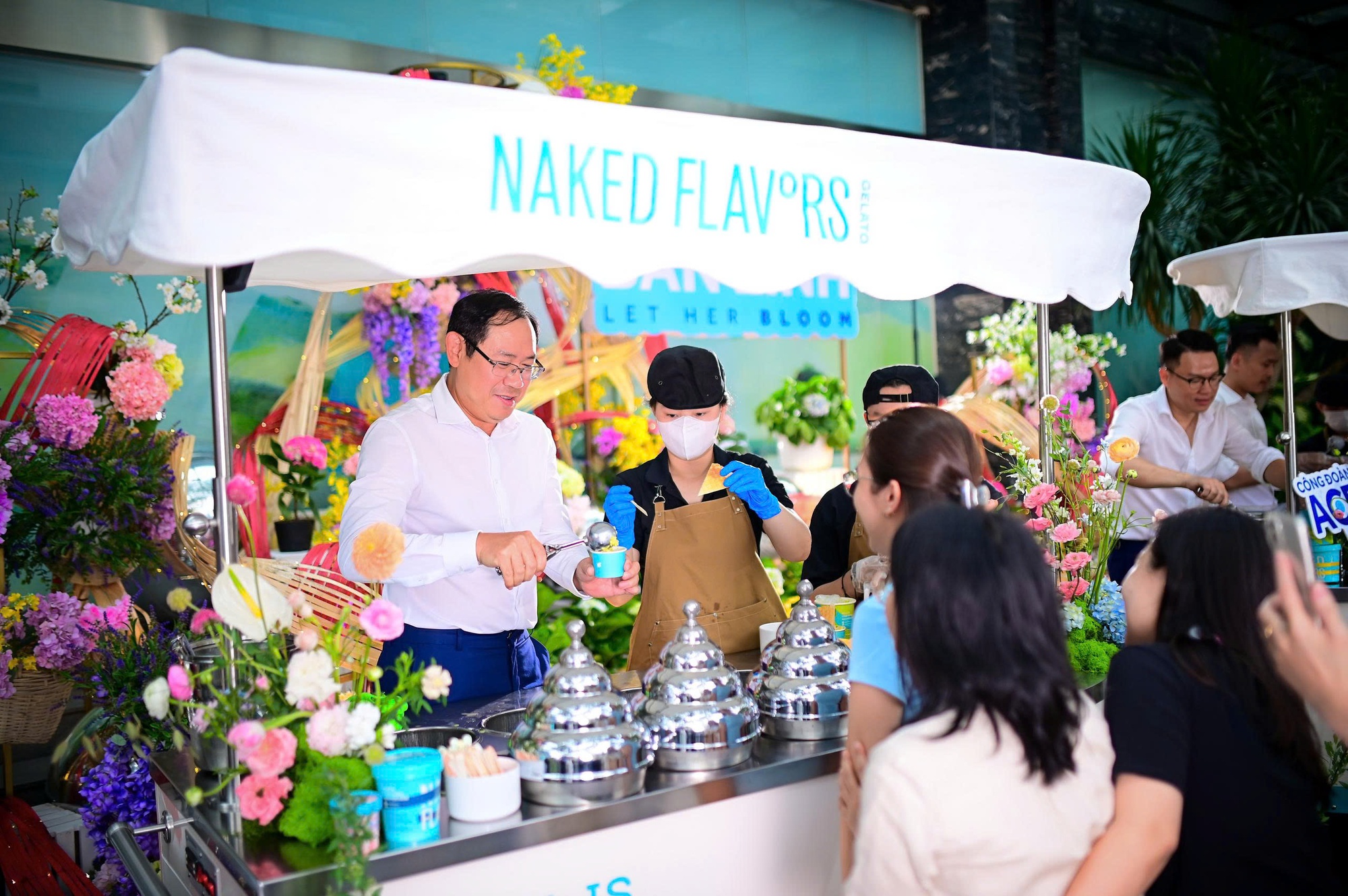 Khoảnh khắc ấm áp: 8 "soái ca" quyền lực của ACB lần đầu tiên cùng xuất hiện phát kem trong 3 giờ đồng hồ tặng nhân viên nữ nhân dịp 8/3 - Ảnh 2.