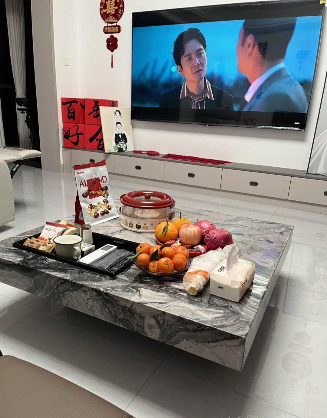 Phòng khách không còn bàn cà phê: Xu hướng mới khiến nhiều gia đình bất ngờ vì nhà rộng hơn, sống tiện hơn - Ảnh 1.