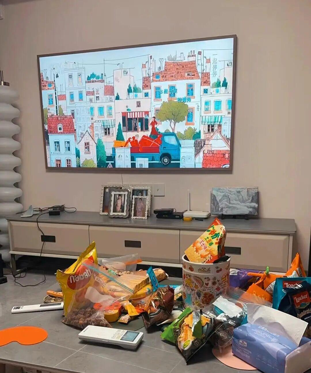 Phòng khách không còn bàn cà phê: Xu hướng mới khiến nhiều gia đình bất ngờ vì nhà rộng hơn, sống tiện hơn - Ảnh 2.