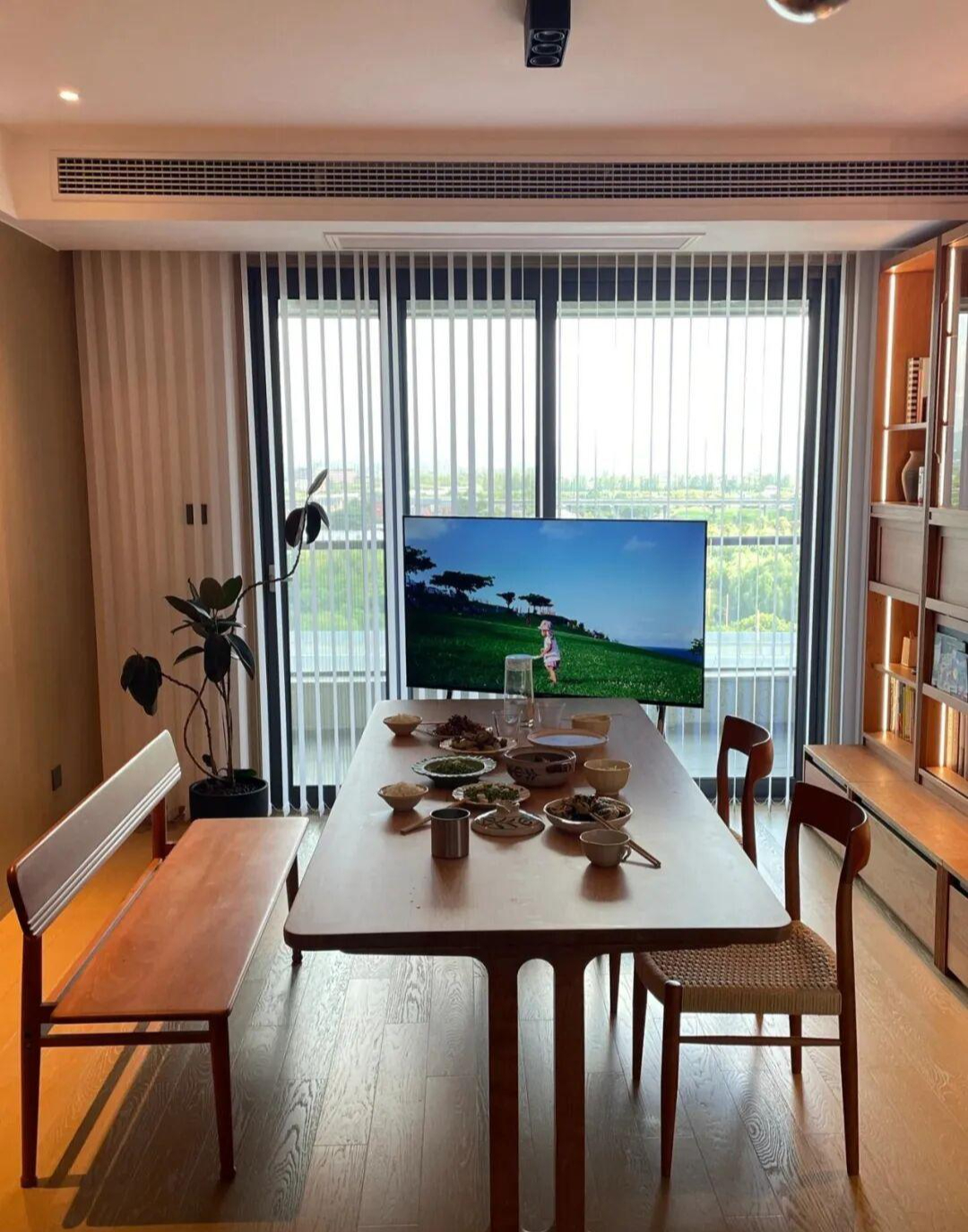 Phòng khách không còn bàn cà phê: Xu hướng mới khiến nhiều gia đình bất ngờ vì nhà rộng hơn, sống tiện hơn - Ảnh 4.