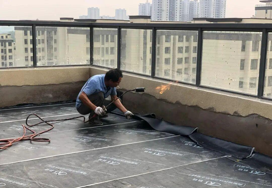 Mùa hè nóng 40°C, tường từng dột nước: 8 năm sống ở căn hộ áp mái khiến tôi hiểu một sự thật - Ảnh 4.
