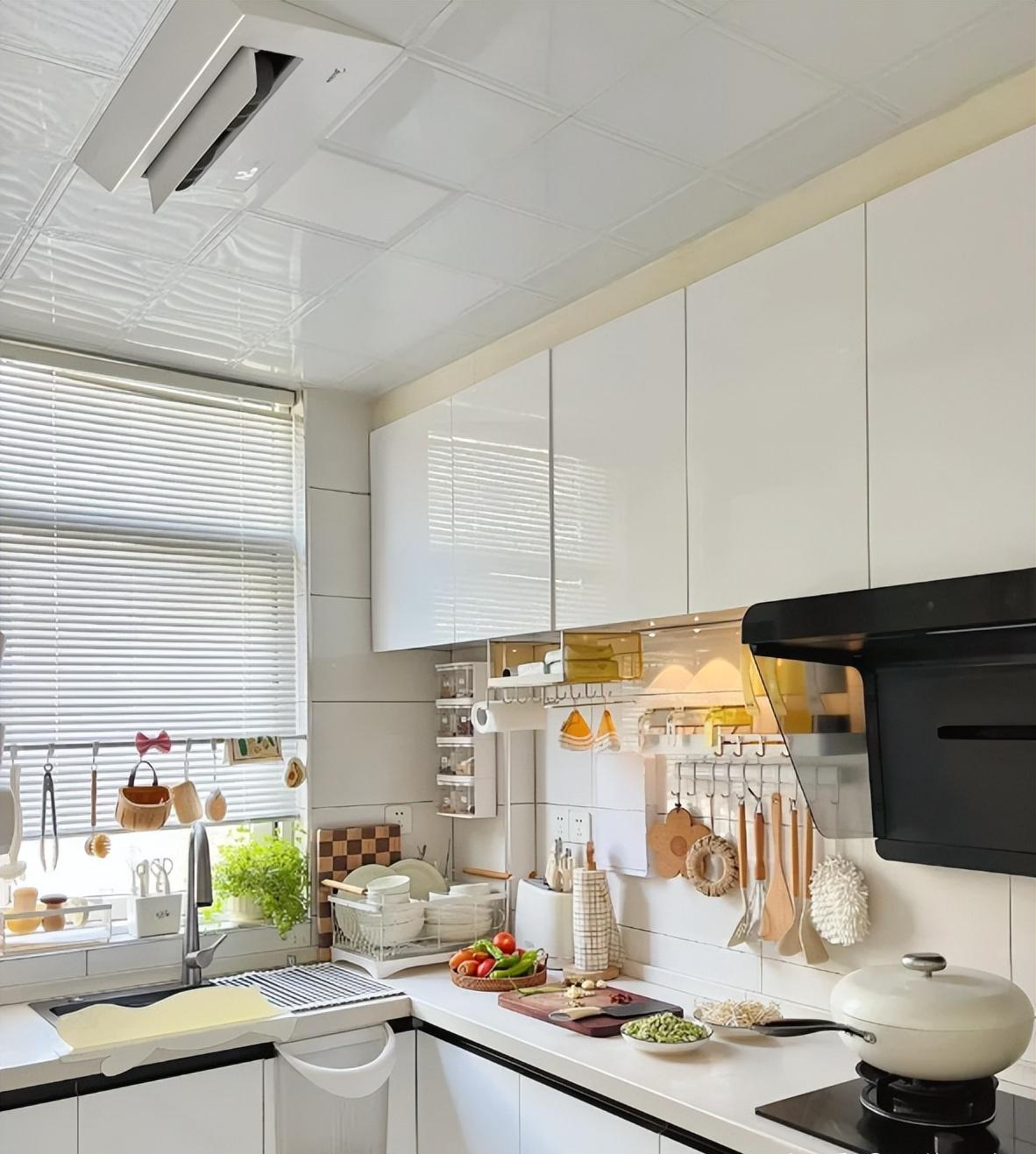 Việc mẹ tôi sửa sang lại nhà bếp đã dạy cho tôi một bài học: Chỉ vài thay đổi nhỏ, việc nấu ăn đã dễ chịu hơn hẳn - Ảnh 1.