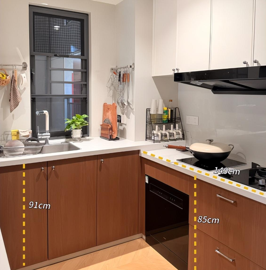 Việc mẹ tôi sửa sang lại nhà bếp đã dạy cho tôi một bài học: Chỉ vài thay đổi nhỏ, việc nấu ăn đã dễ chịu hơn hẳn - Ảnh 5.