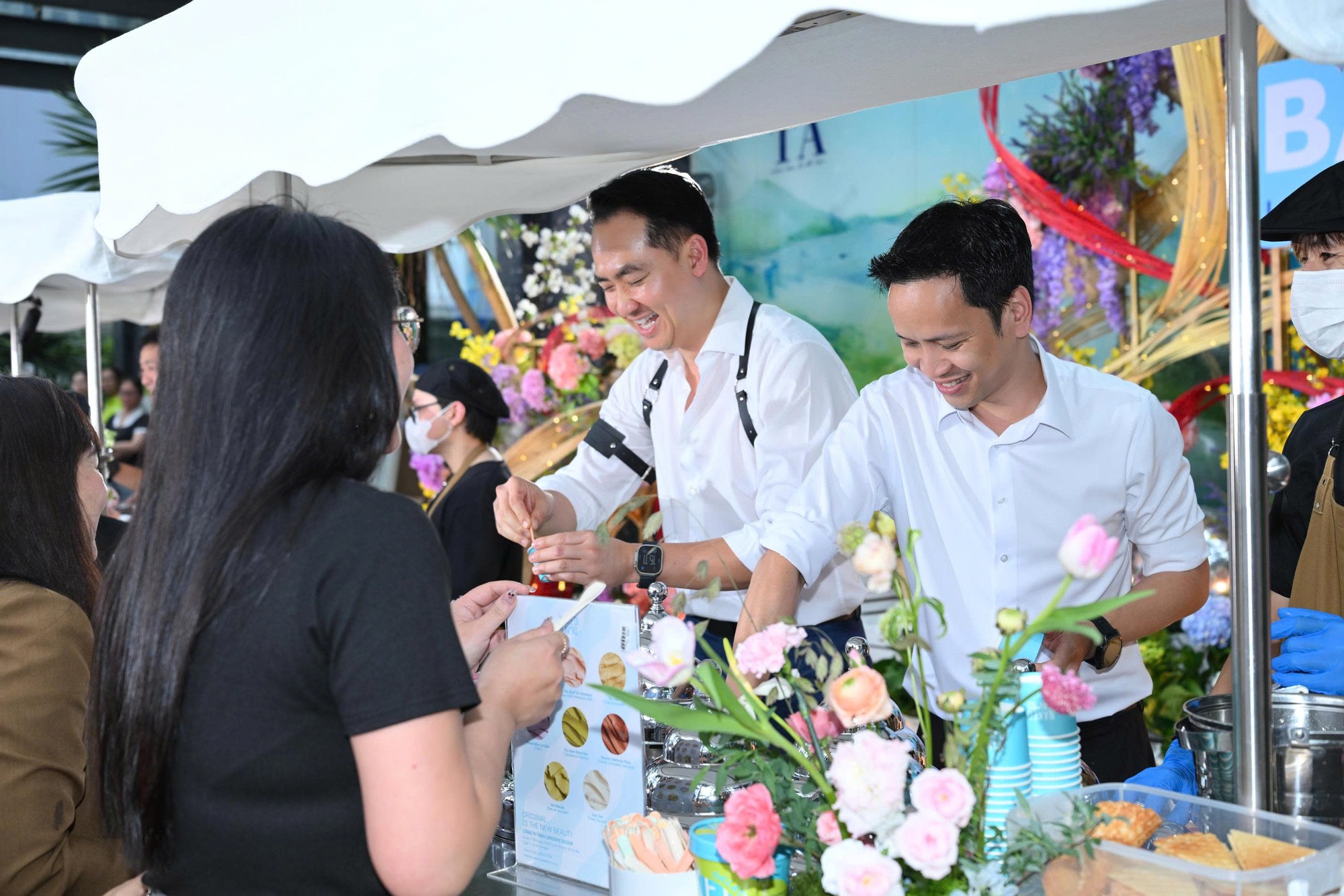 Khoảnh khắc ấm áp: 8 "soái ca" quyền lực của ACB lần đầu tiên cùng xuất hiện phát kem trong 3 giờ đồng hồ tặng nhân viên nữ nhân dịp 8/3 - Ảnh 7.