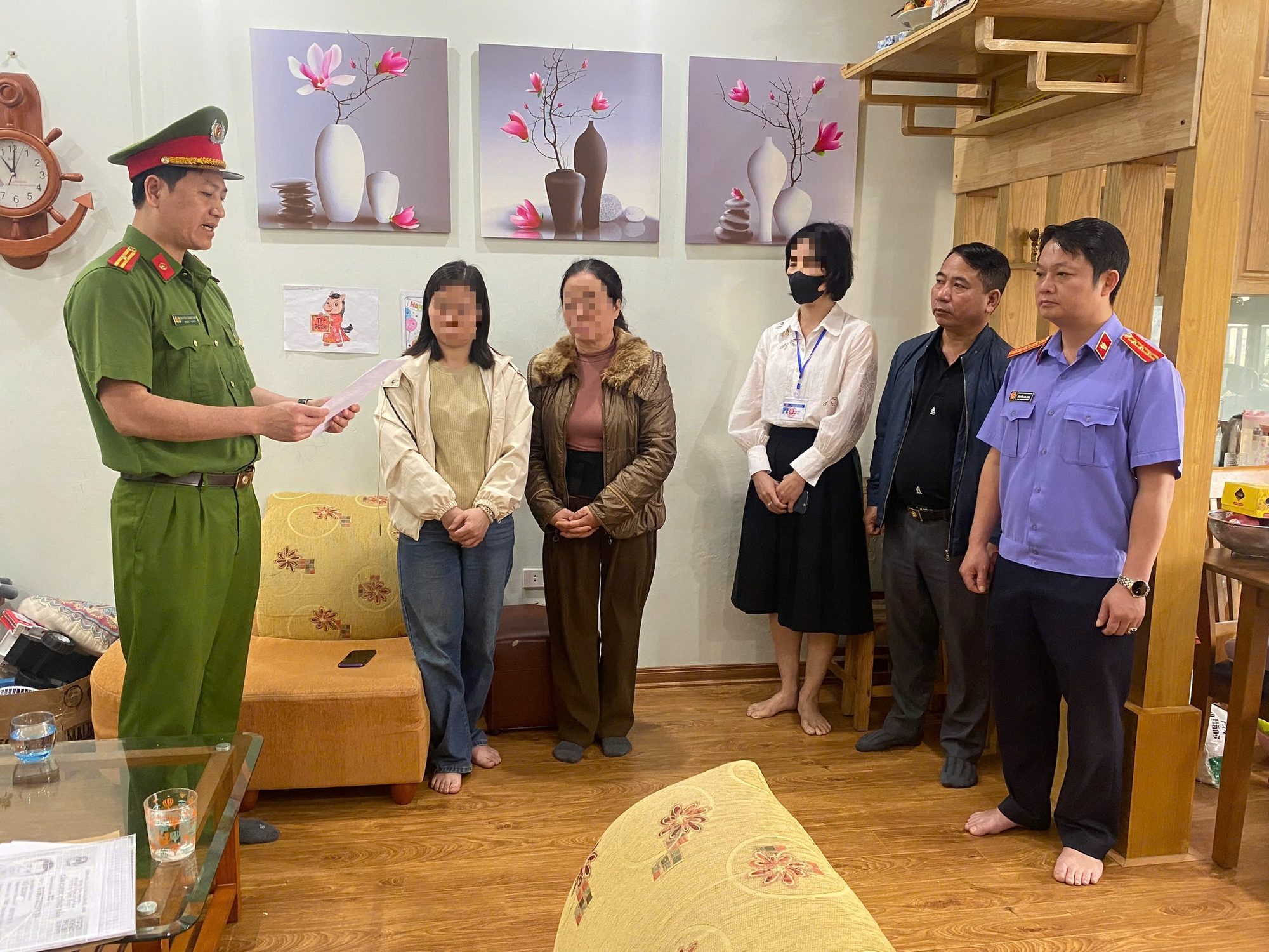 Thi hành lệnh bắt tạm giam, khám xét nơi ở của nguyên chỉ huy trưởng công trình Vũ Quang - Ảnh 2.