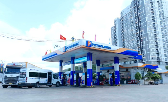 Sản lượng bán tăng đột biến, Petrolimex Gia Lai dừng bán xăng dầu qua can, phuy- Ảnh 1.