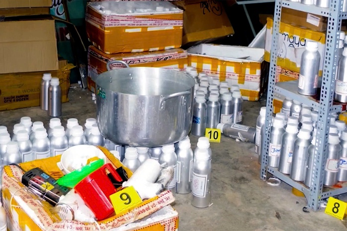 Công an Đồng Nai tìm bị hại trong đường dây nước hoa giả 50 tỉ Đồng - Ảnh 1.