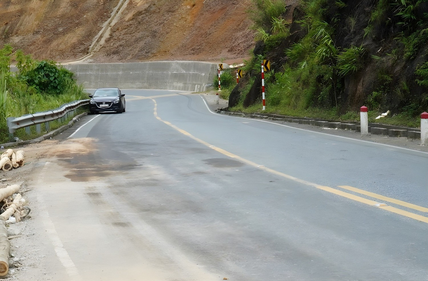 Thực hư cấm xe sơ mi rơ-moóc trên Quốc lộ 49- Ảnh 1.