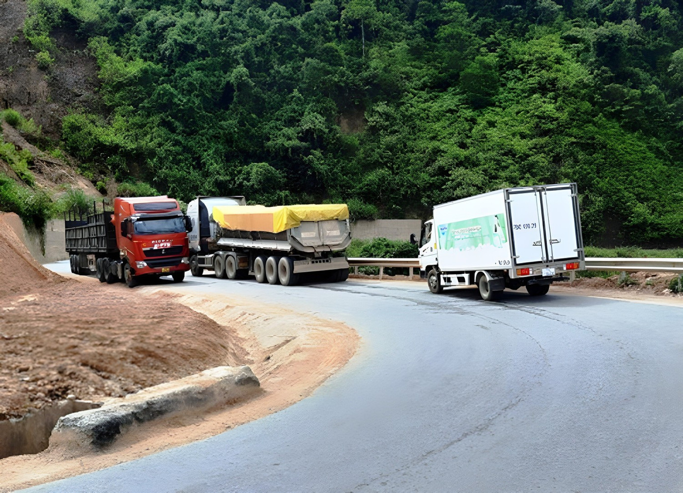 Thực hư cấm xe sơ mi rơ-moóc trên Quốc lộ 49- Ảnh 2.