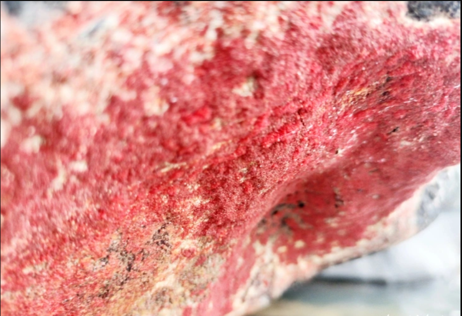 Cảnh tượng lạ trên một dòng sông ở Việt Nam: Tảng đá bỗng đỏ rực như "nở hoa", chính quyền nói gì? - Ảnh 2.