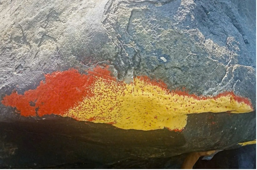 Cảnh tượng lạ trên một dòng sông ở Việt Nam: Tảng đá bỗng đỏ rực như "nở hoa", chính quyền nói gì? - Ảnh 1.