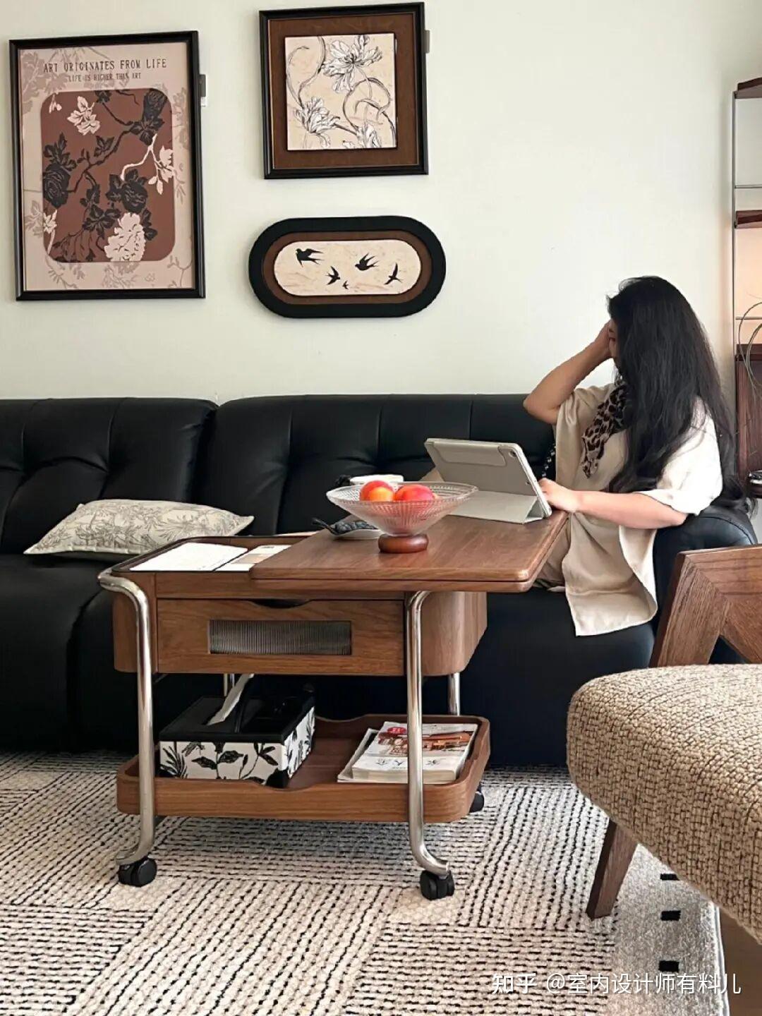 Phòng khách không còn bàn cà phê: Xu hướng mới khiến nhiều gia đình bất ngờ vì nhà rộng hơn, sống tiện hơn - Ảnh 3.