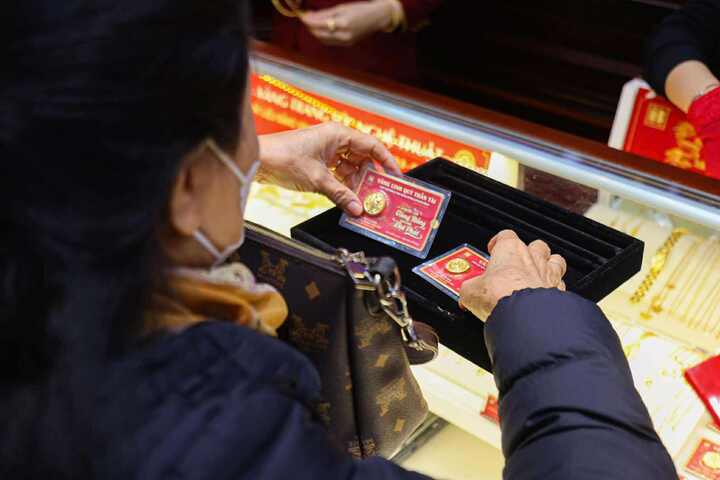 Vì sao căng thẳng tại Trung Đông leo thang, giá vàng lại giảm?- Ảnh 1.