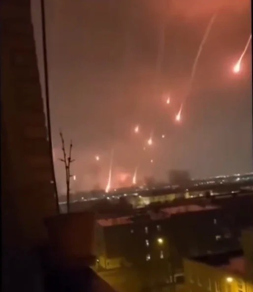 Iran phóng 3 loại tên lửa, Iron Dome bất lực trên bầu trời thủ đô Israel- Ảnh 2.