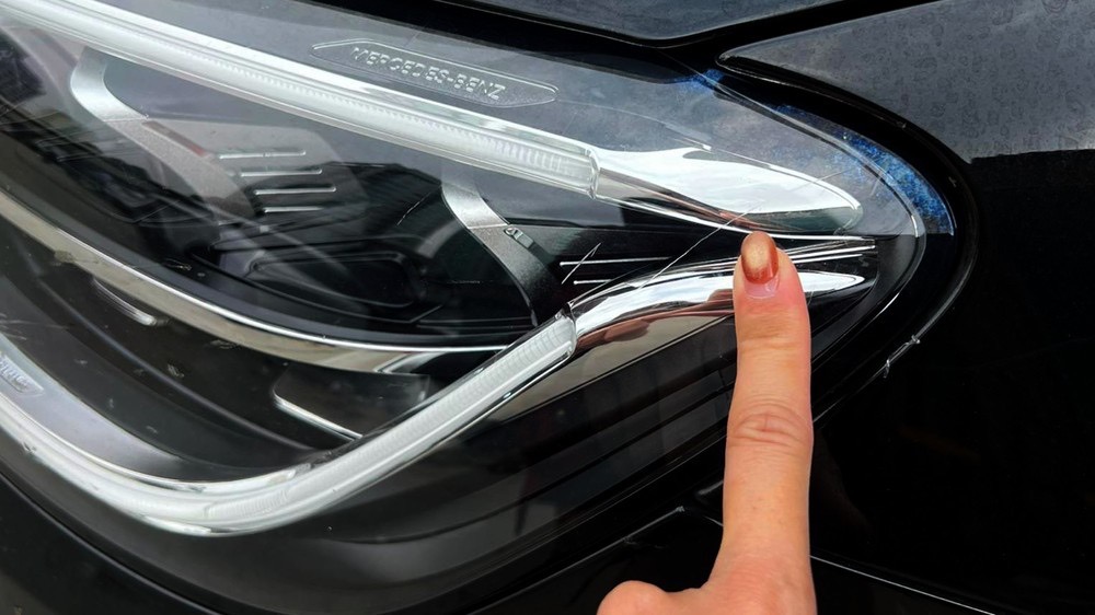 Vụ Mercedes bị đập gương, cào xước khi đỗ bên đường ở Hà Nội: Danh tính người phụ nữ vừa bị khởi tố - Ảnh 1.