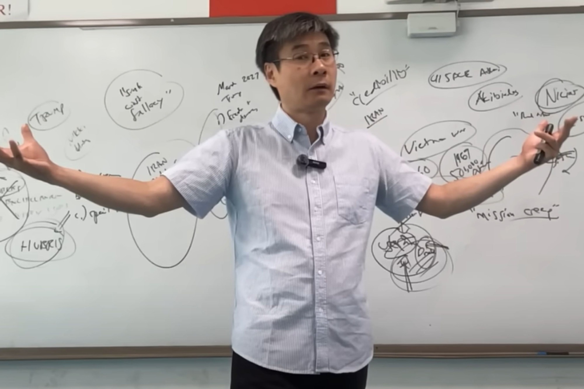 ‘Nhà tiên tri Nostradamus của Trung Quốc’ đưa ra 3 dự đoán về ông Trump: Hai trong số đó đã thành sự thật- Ảnh 2.