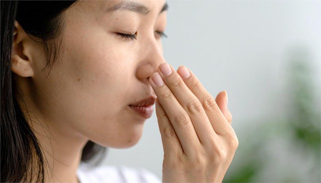 Vẫn bị hôi miệng dù đánh răng bao nhiêu lần đi nữa, bác sĩ tiết lộ "thủ phạm thực sự": Nhiều người ho ra "hạt gạo" có mùi hôi- Ảnh 2.