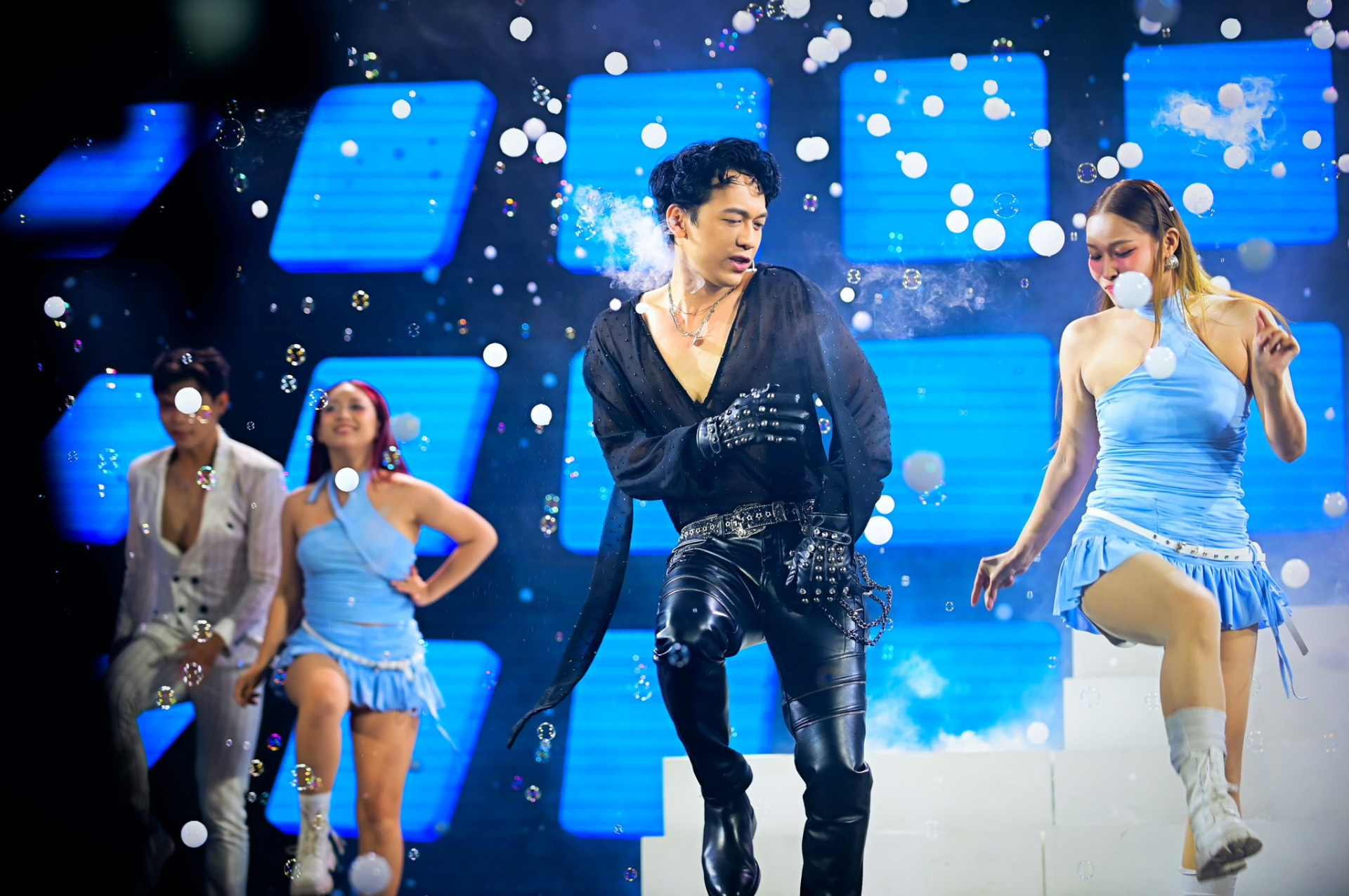 Chủ tịch ACB Trần Hùng Huy lại gây sốt: “Cứ như Soobin Hoàng Sơn phiên bản chủ tịch ngân hàng vậy”- Ảnh 4.