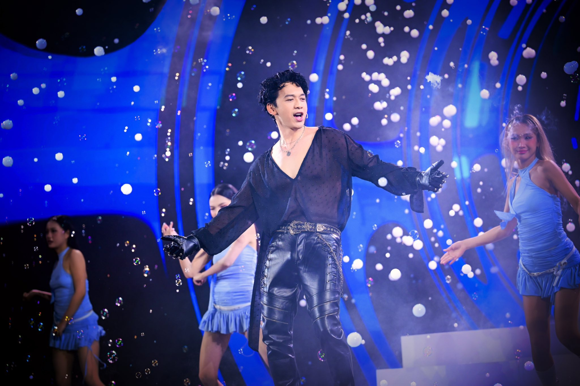 Chủ tịch ACB Trần Hùng Huy lại gây sốt: “Cứ như Soobin Hoàng Sơn phiên bản chủ tịch ngân hàng vậy”- Ảnh 2.