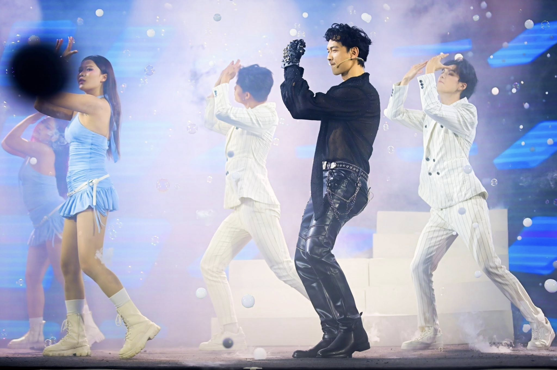 Chủ tịch ACB Trần Hùng Huy lại gây sốt: “Cứ như Soobin Hoàng Sơn phiên bản chủ tịch ngân hàng vậy”- Ảnh 3.