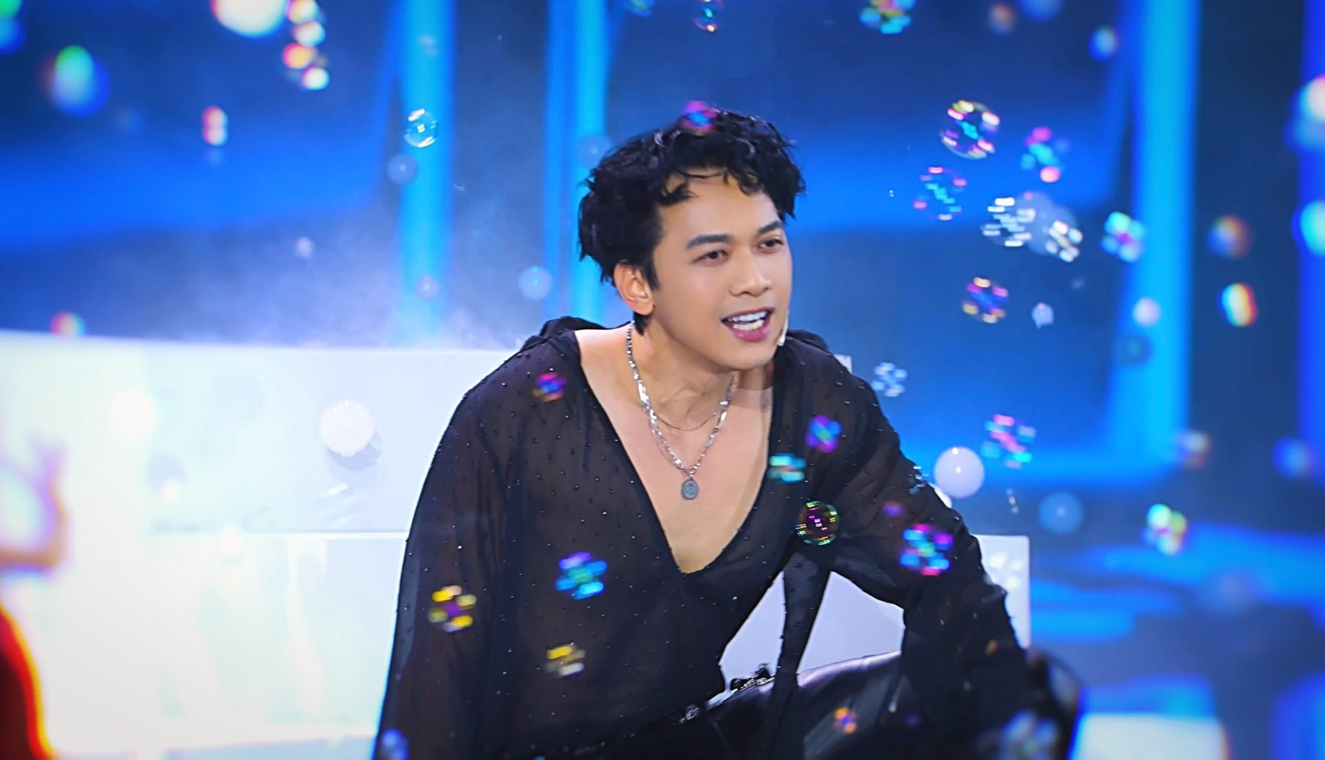 Chủ tịch ACB Trần Hùng Huy lại gây sốt: “Cứ như Soobin Hoàng Sơn phiên bản chủ tịch ngân hàng vậy”- Ảnh 1.