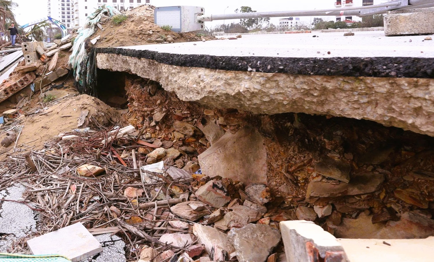 Sắp vào hè, bãi biển nổi tiếng ở Thanh Hóa vẫn tang hoang - Ảnh 7.