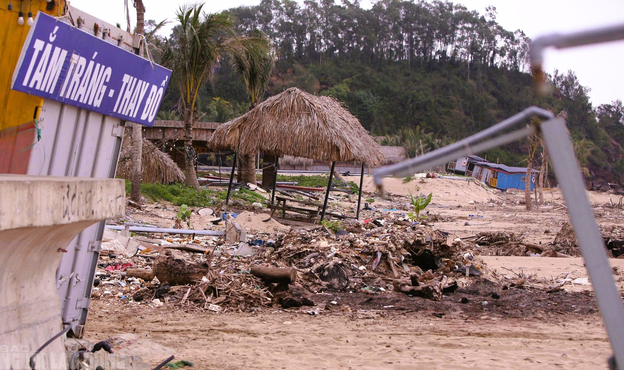 Sắp vào hè, bãi biển nổi tiếng ở Thanh Hóa vẫn ngổn ngang - Ảnh 13.