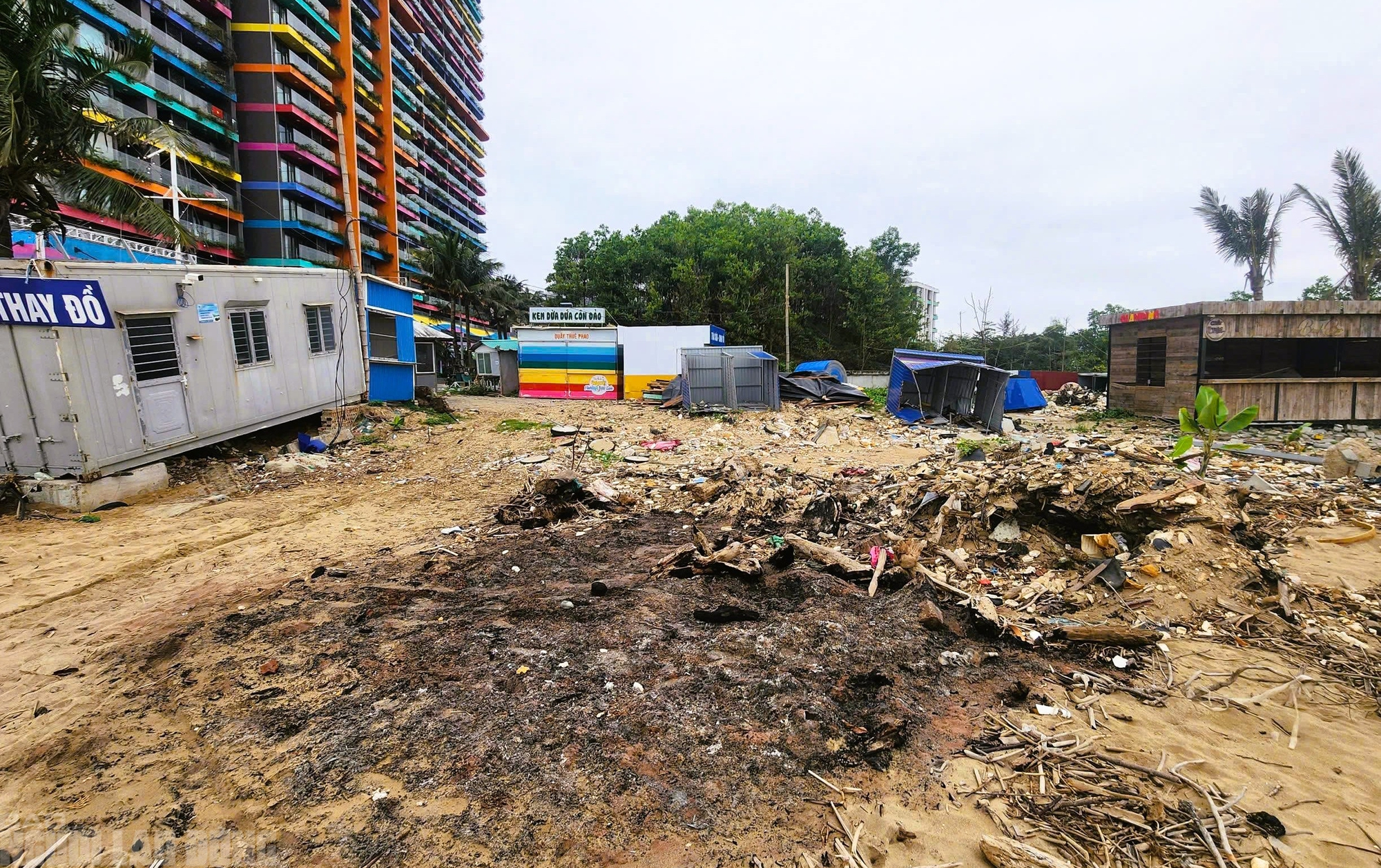 Sắp vào hè, bãi biển nổi tiếng ở Thanh Hóa vẫn ngổn ngang - Ảnh 15.