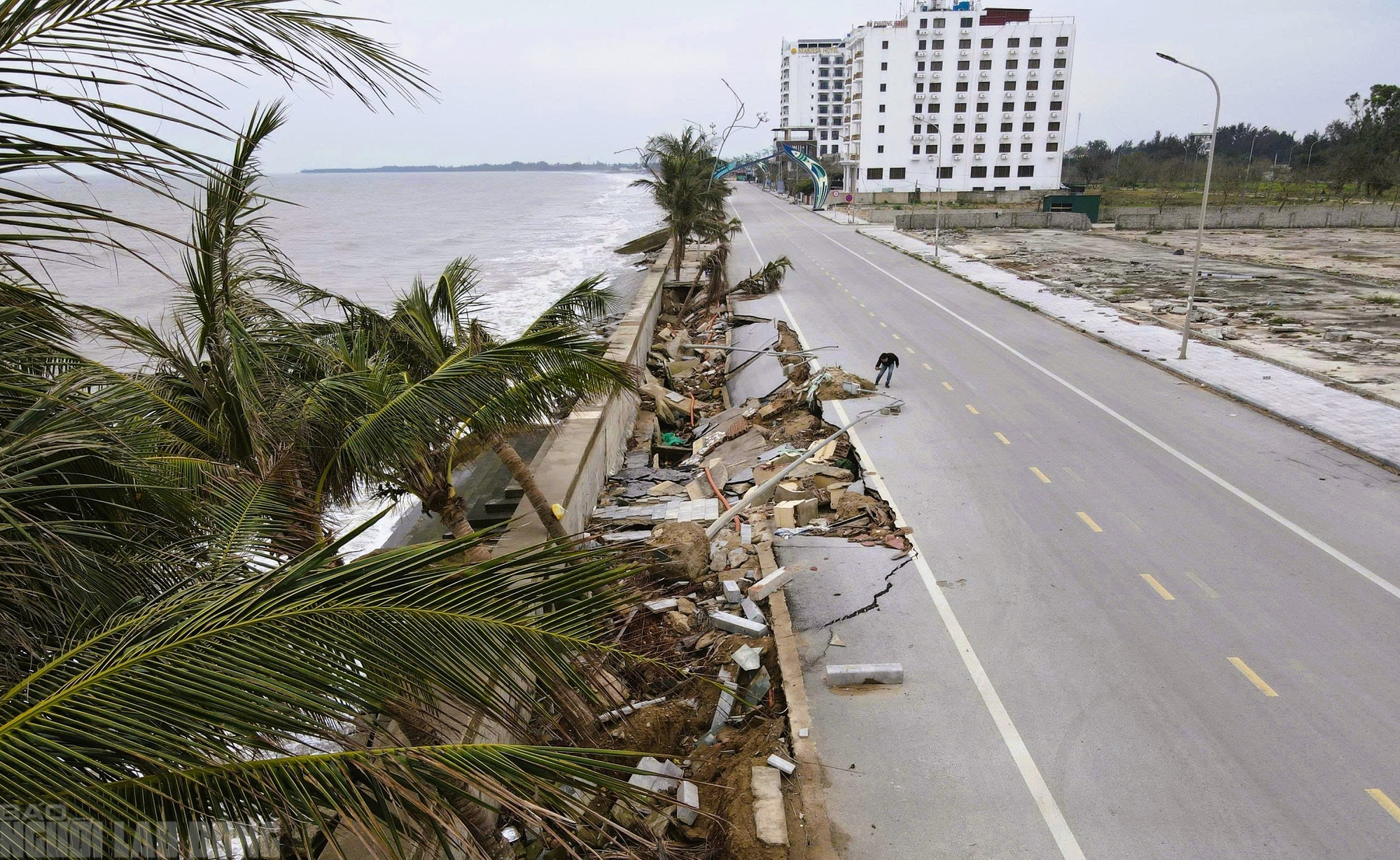 Sắp vào hè, bãi biển nổi tiếng ở Thanh Hóa vẫn tang hoang - Ảnh 1.