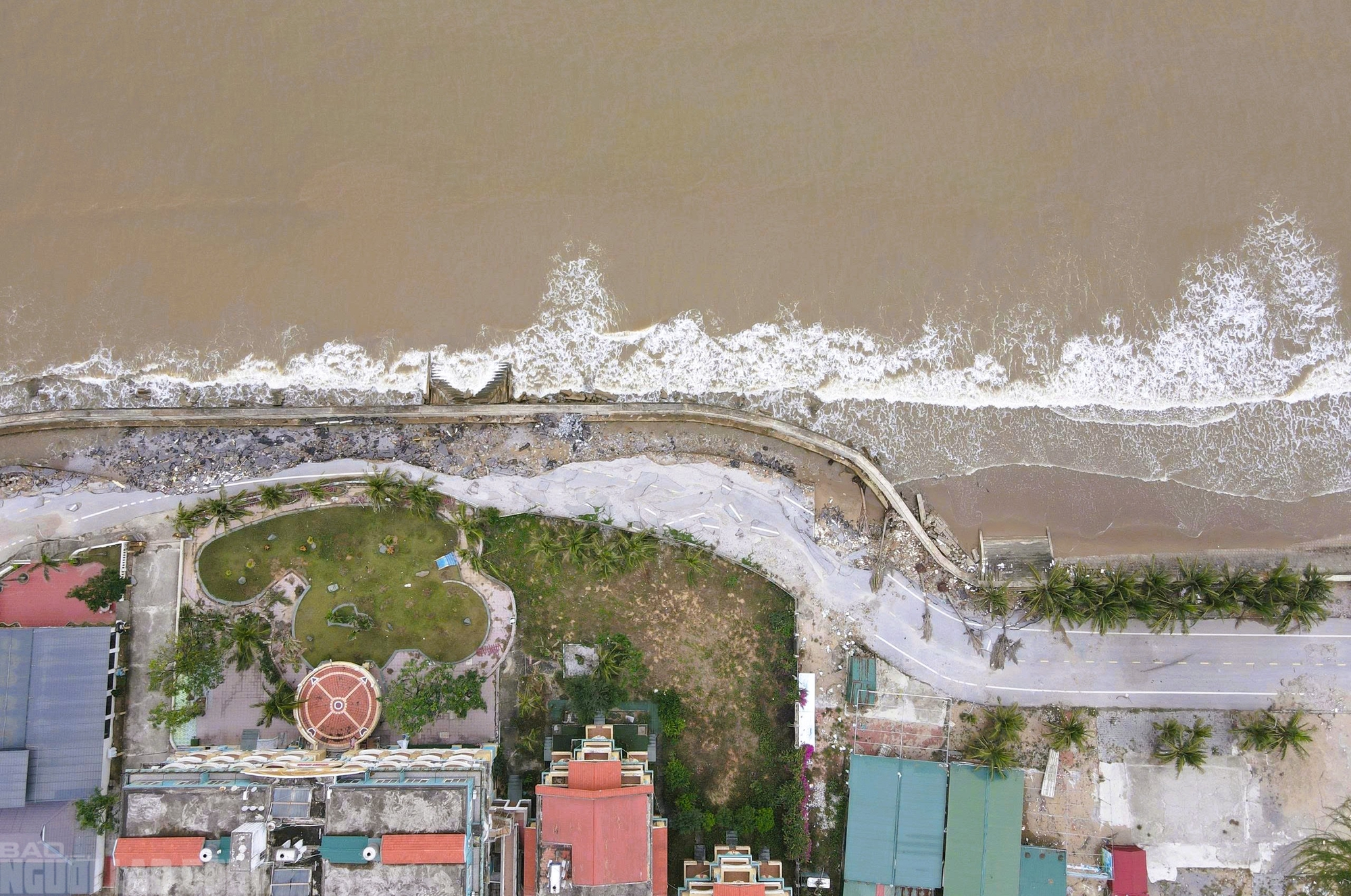 Sắp vào hè, bãi biển nổi tiếng ở Thanh Hóa vẫn tang hoang - Ảnh 17.