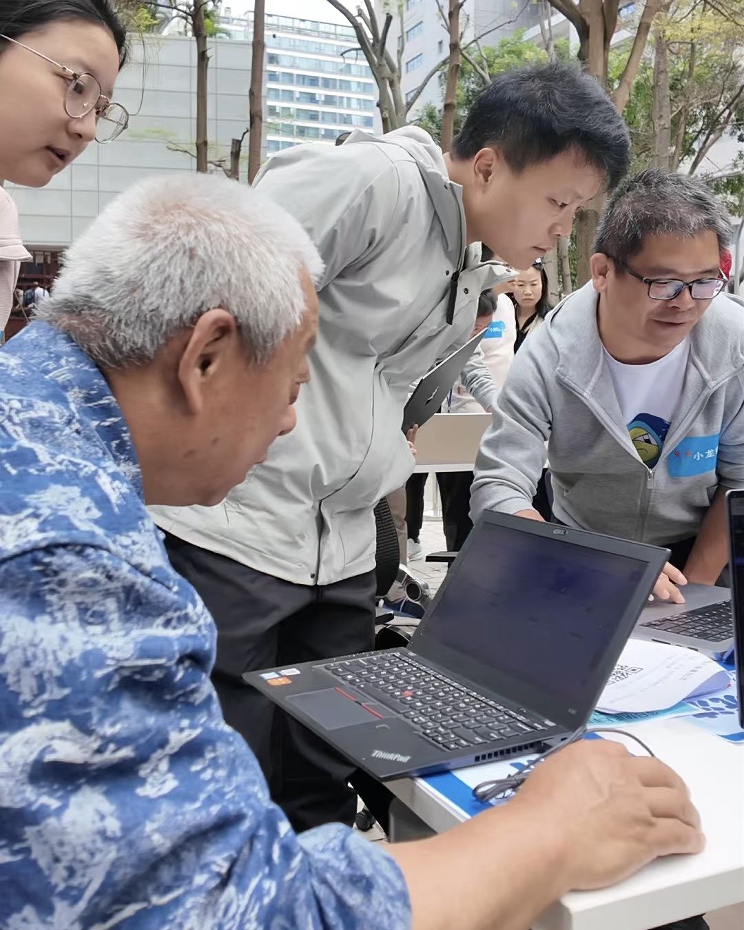 Trung Quốc: Hàng trăm người xếp hàng để Tencent cài miễn phí OpenClaw, cả người già cũng háo hức với AI Agent- Ảnh 4.