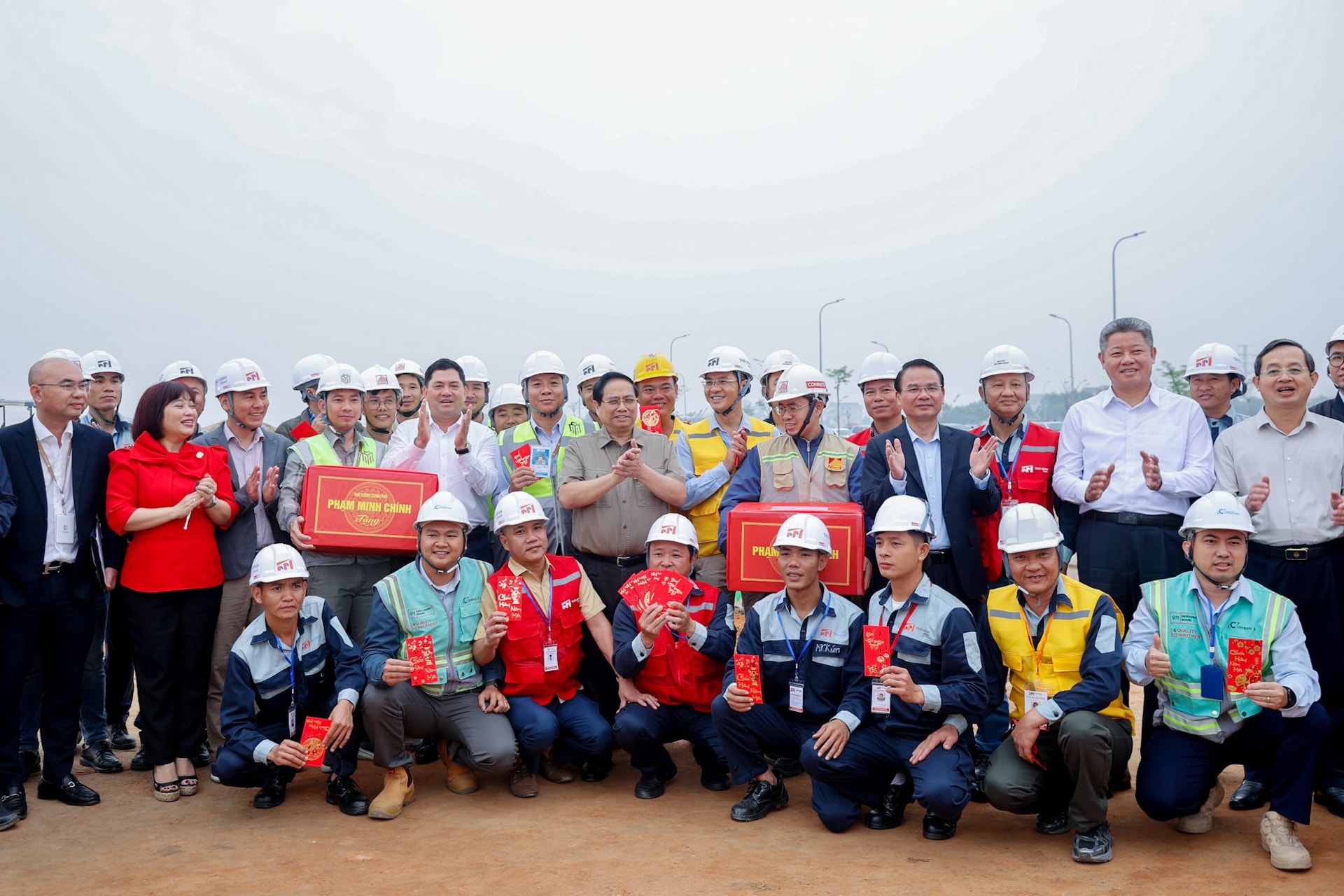 Thủ tướng Phạm Minh Chính và Bộ trưởng Lương Tam Quang kiểm tra tiến độ Siêu dự án sân bay Gia Bình 196.000 tỷ, liên danh Coteccons tăng tốc thi công- Ảnh 3.