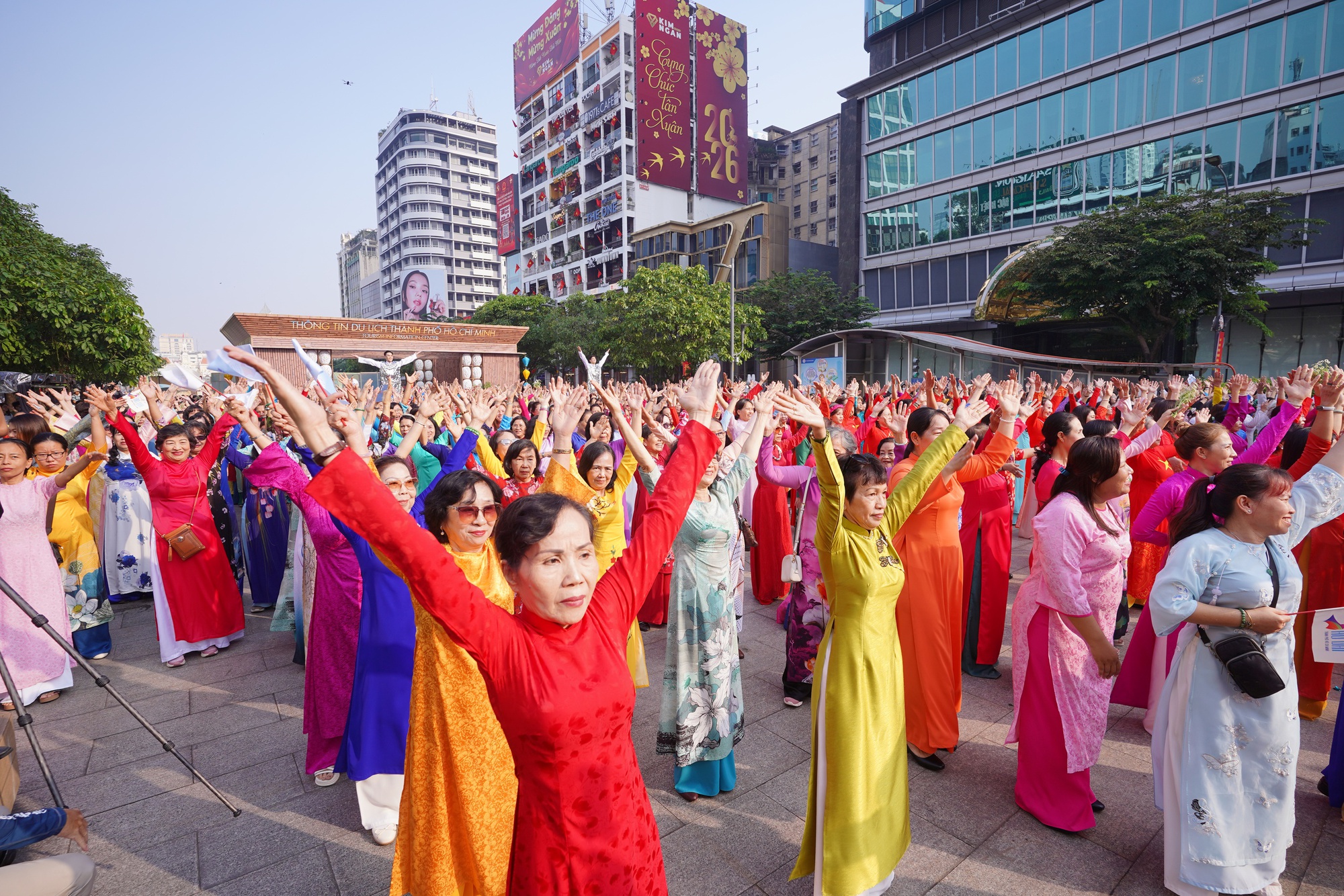 Cảnh tượng hiếm thấy ở phố đi bộ Nguyễn Huệ: 3.000 phụ nữ cùng làm một việc vào ngày 8/3- Ảnh 2.