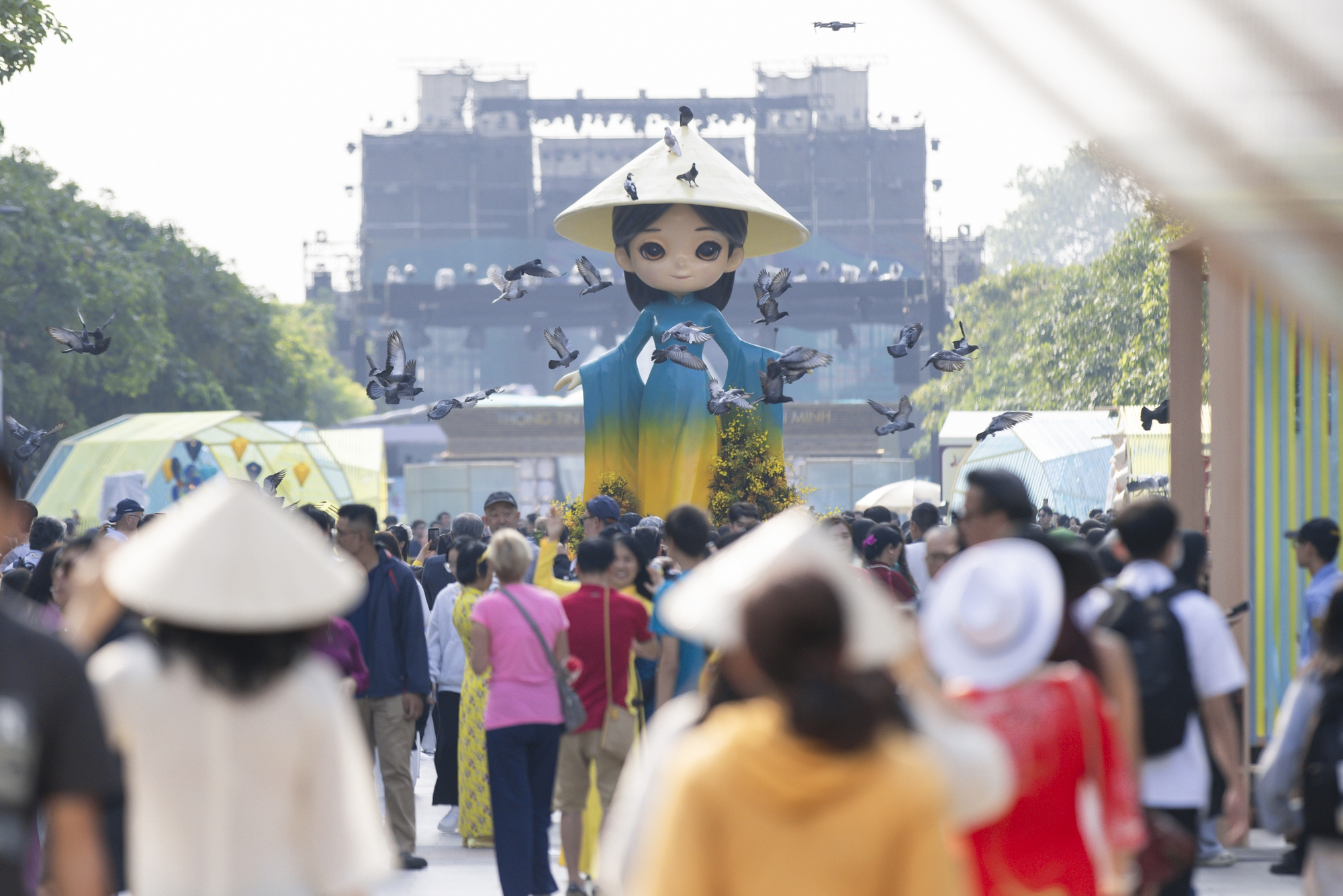 Cảnh tượng hiếm thấy ở phố đi bộ Nguyễn Huệ: 3.000 phụ nữ cùng làm một việc vào ngày 8/3- Ảnh 1.