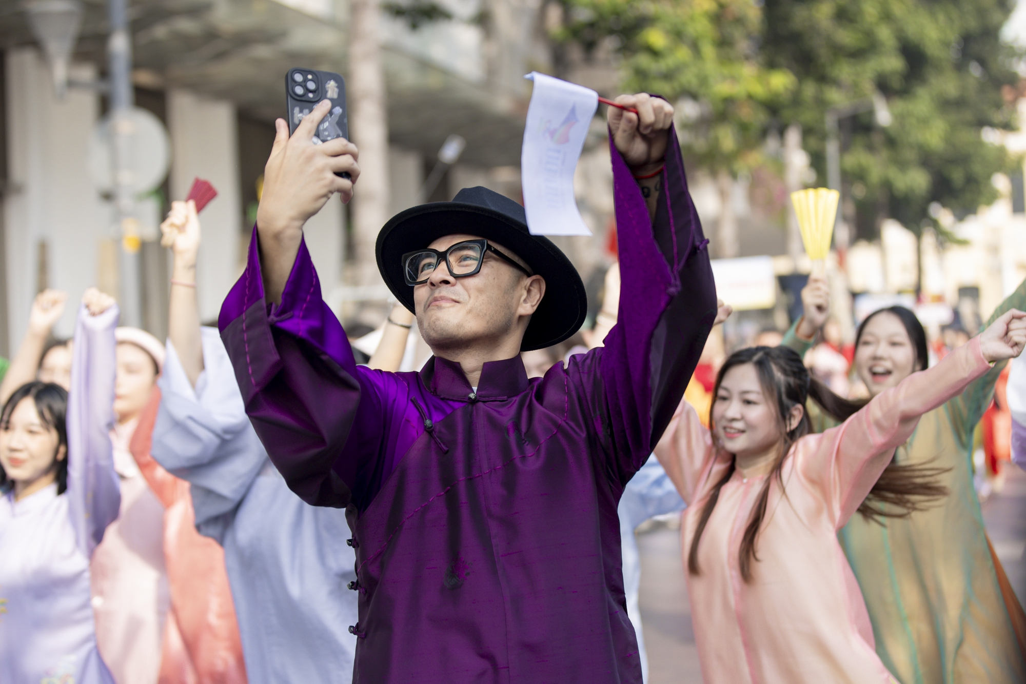 Cảnh tượng hiếm thấy ở phố đi bộ Nguyễn Huệ: 3.000 phụ nữ cùng làm một việc vào ngày 8/3- Ảnh 3.