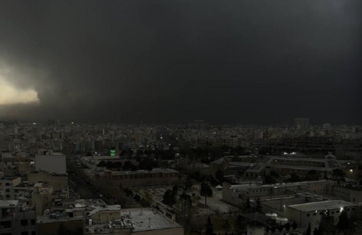 Israel tập kích kho dầu Iran, 'mưa đen' kỳ lạ trút xuống Tehran- Ảnh 1.