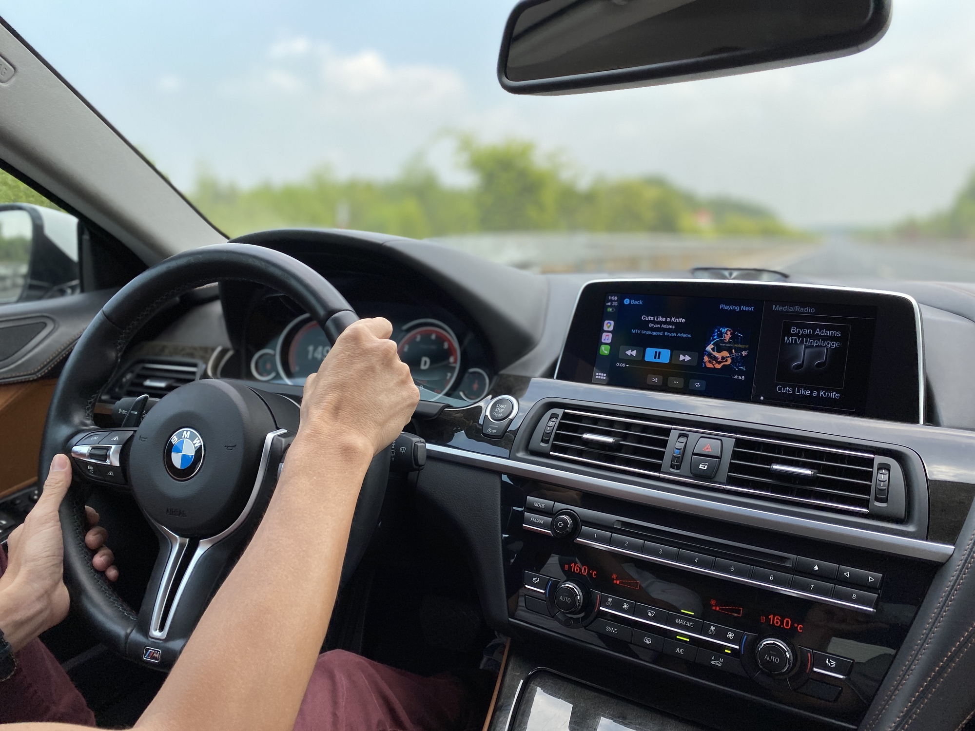 Vừa lái ô tô vừa nghe nhạc có vi phạm không? Tài xế có thể bị phạt tới 6 triệu đồng nếu bỏ qua chi tiết này- Ảnh 1.