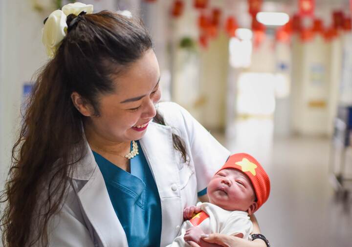 Tiếng khóc 1,1kg và khoảnh khắc nín thở giữa hai sinh mạng của nữ bác sĩ- Ảnh 1.