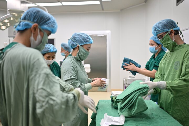 Tiếng khóc 1,1kg và khoảnh khắc nín thở giữa hai sinh mạng của nữ bác sĩ- Ảnh 3.