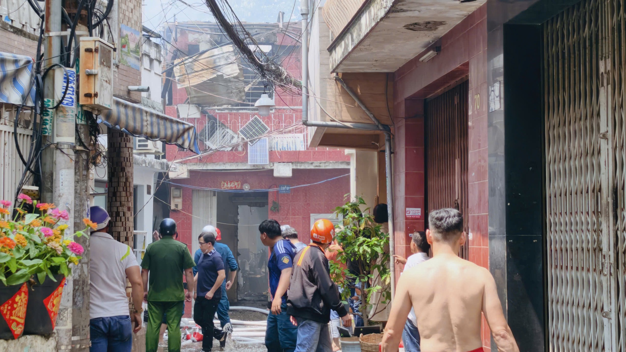 Vụ cháy lớn ở TPHCM: 5 căn nhà bị ảnh hưởng - Ảnh 1.