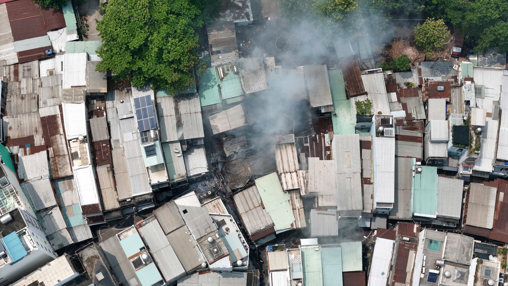 Vụ cháy lớn ở TPHCM: 5 căn nhà bị ảnh hưởng - Ảnh 4.