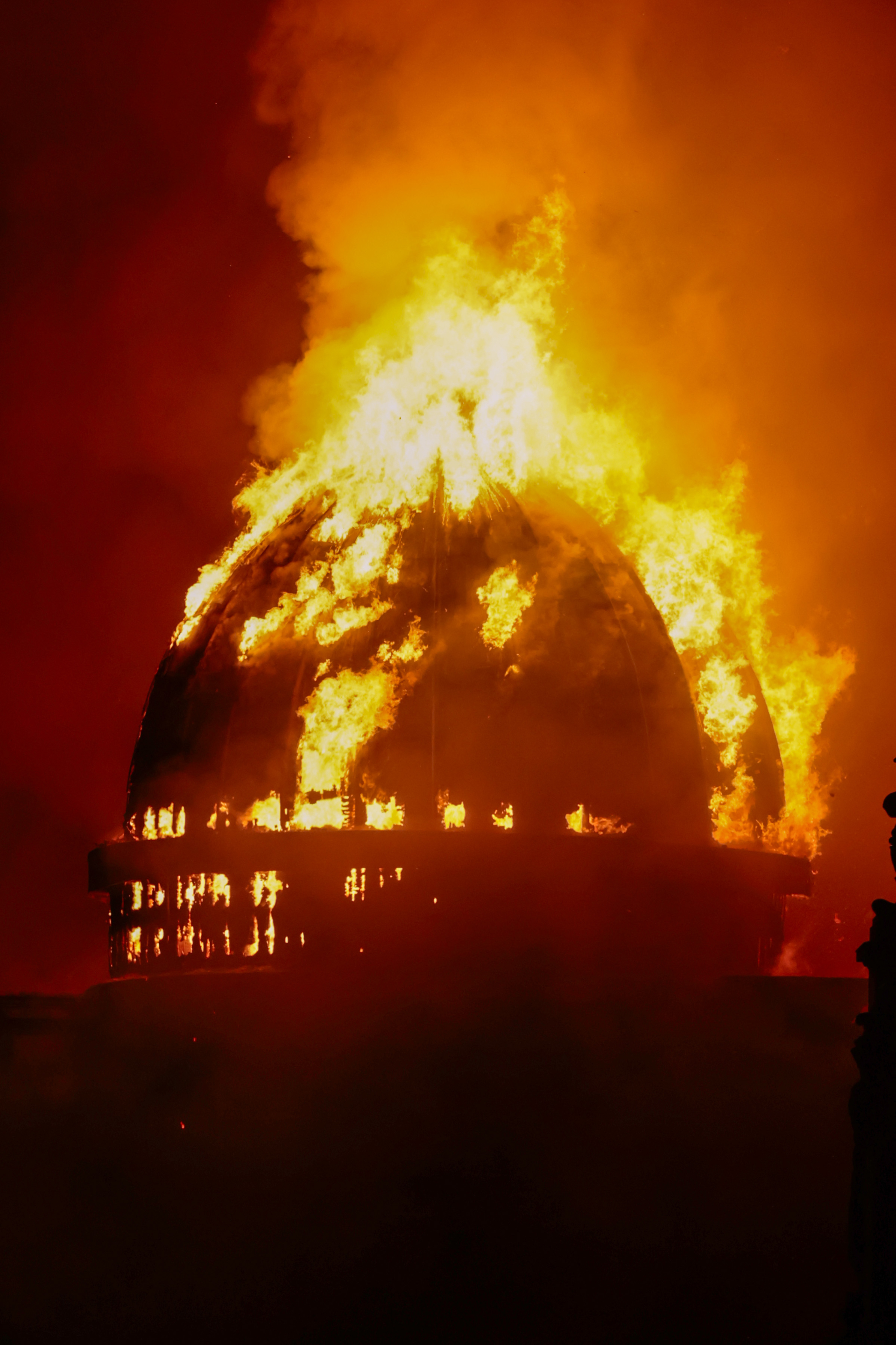 Cháy lớn thiêu rụi tòa nhà biểu tượng lịch sử tại trung tâm thành phố, 15 xe cứu hỏa được điều động- Ảnh 1.