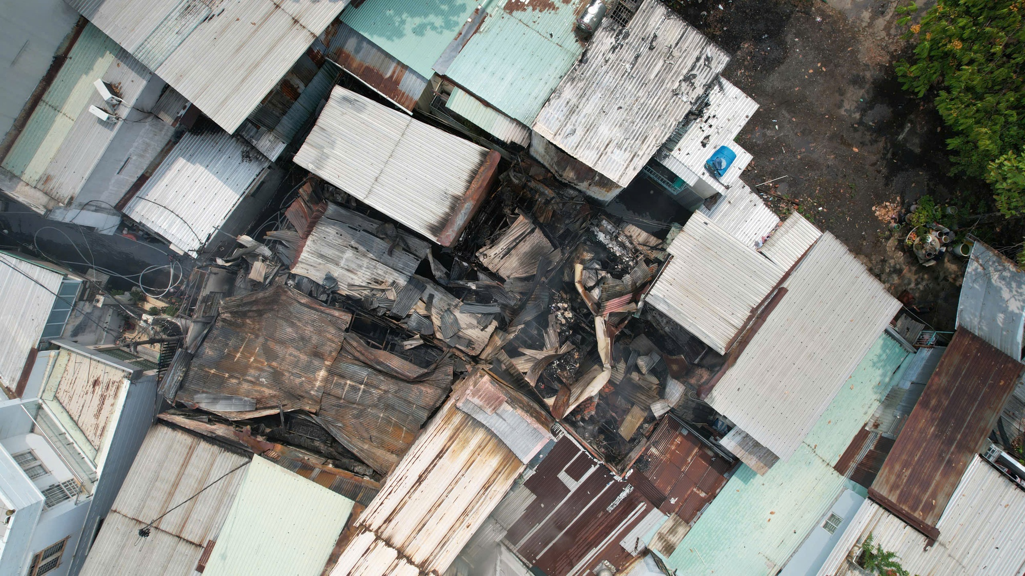 Vụ cháy lớn ở TPHCM: 5 căn nhà bị ảnh hưởng - Ảnh 5.