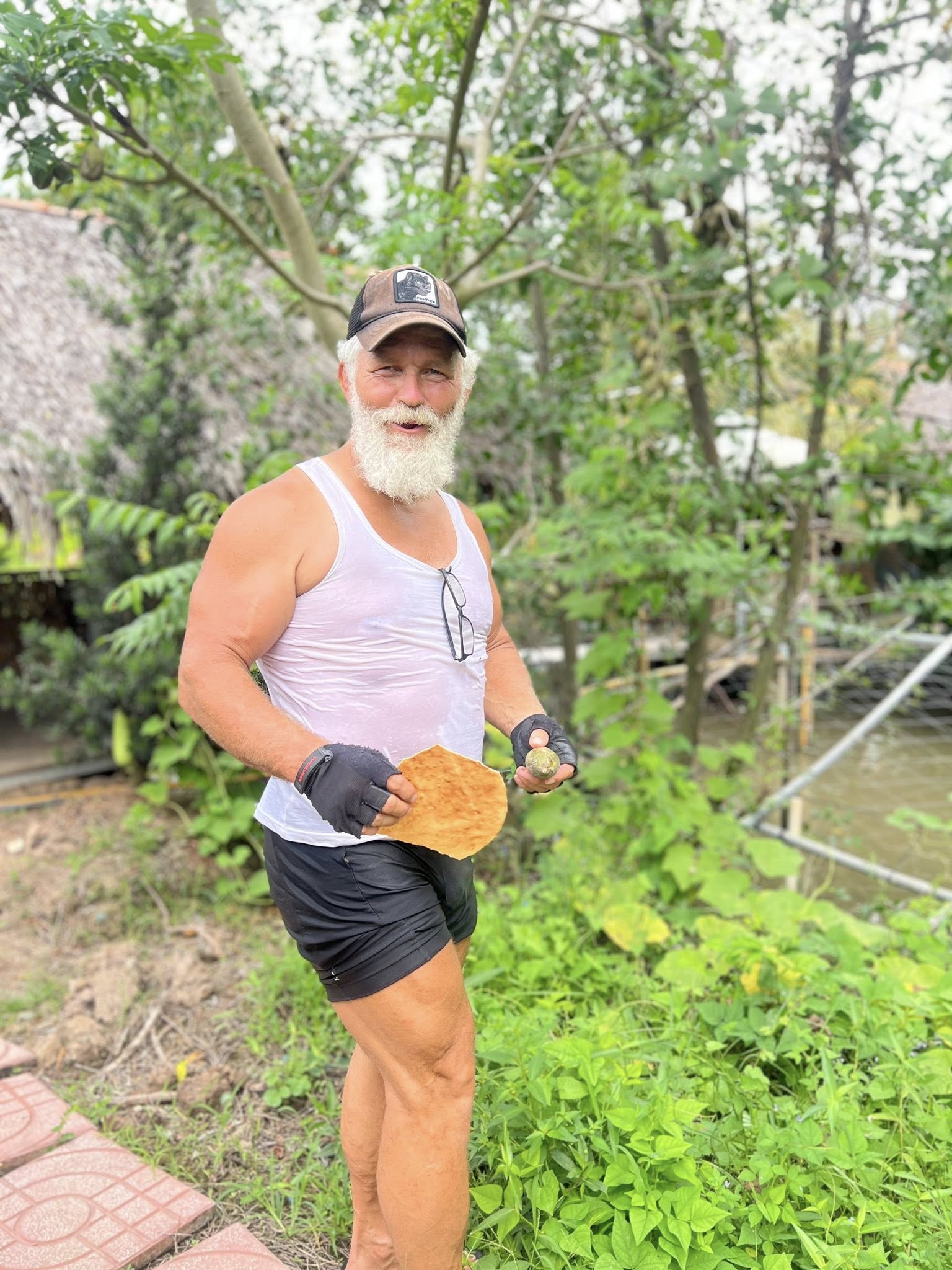 Khách Tây tấp vào nhà dân Đồng Tháp ăn uống no say rồi tá hỏa khi bị lôi ra bắt may đồ trả công - Ảnh 8.