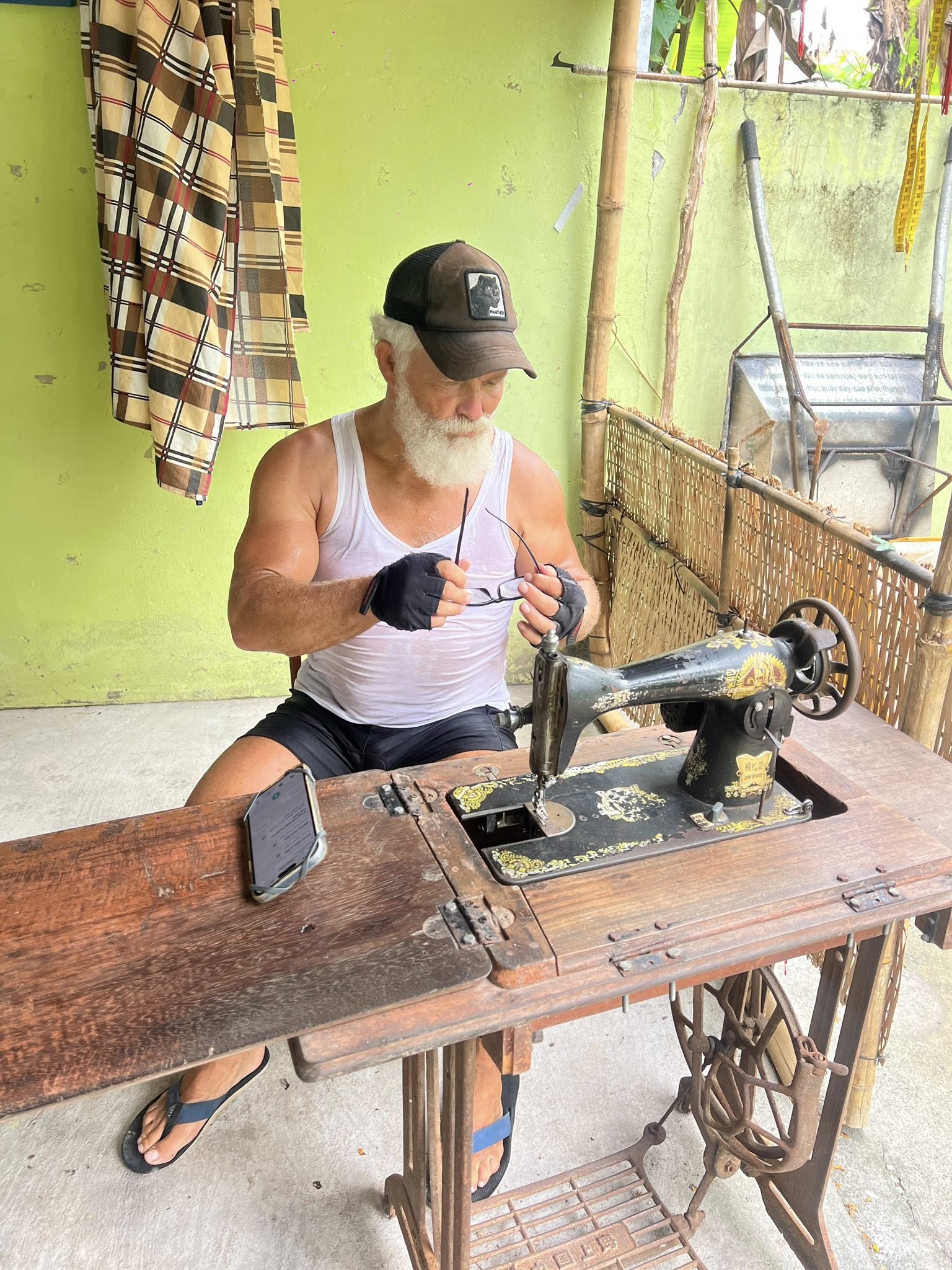 Khách Tây tấp vào nhà dân Đồng Tháp ăn uống no say rồi tá hỏa khi bị lôi ra bắt may đồ trả công - Ảnh 7.