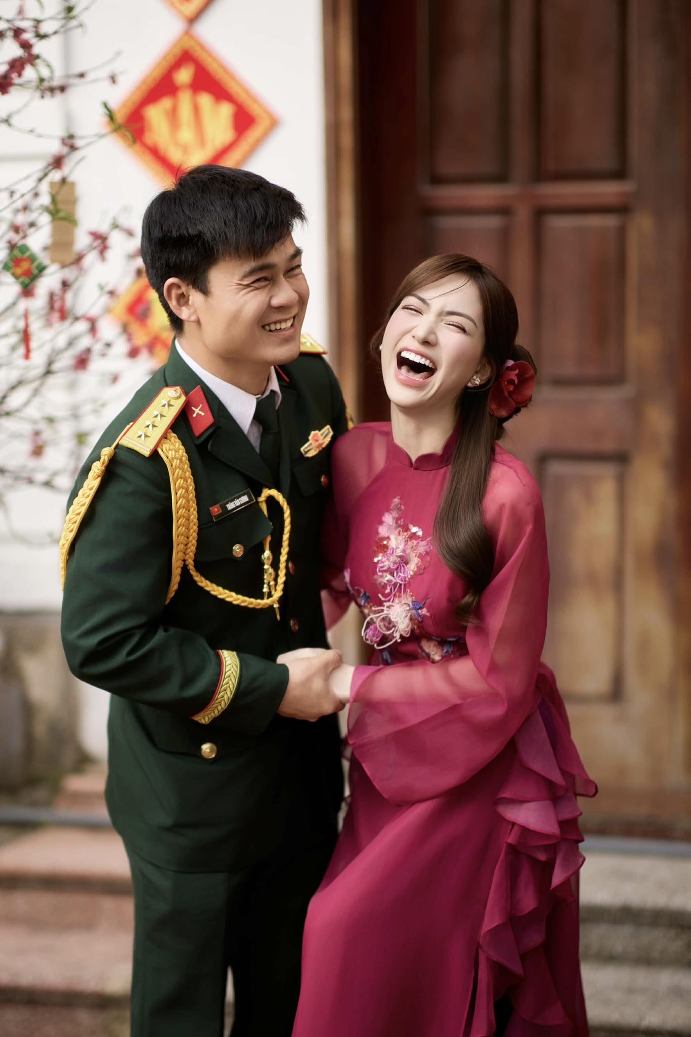 Rộ ảnh Hoà Minzy mặc váy xoè lộng lẫy như cô dâu đón khách - Ảnh 2.