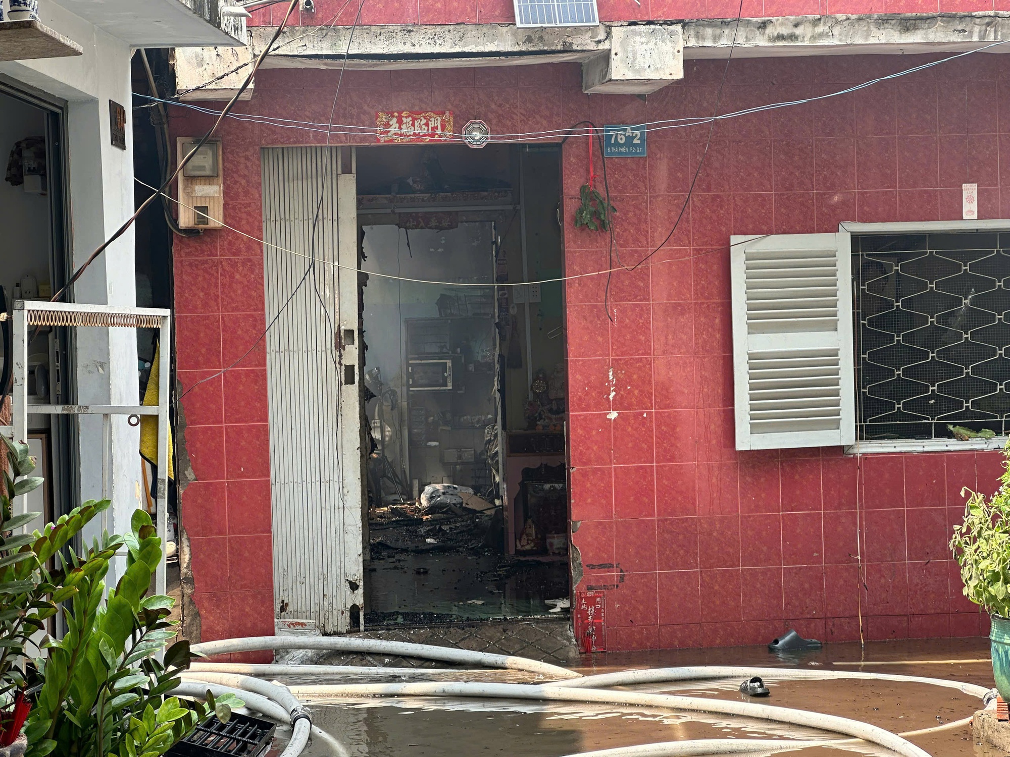 Vụ cháy lớn ở TPHCM: 5 căn nhà bị ảnh hưởng - Ảnh 3.