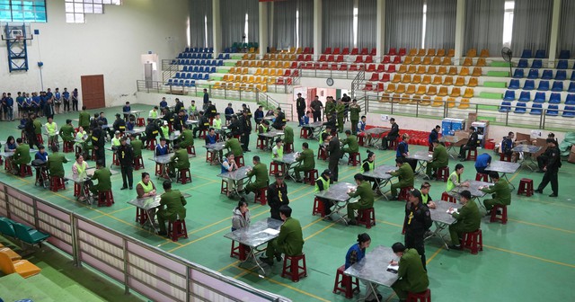 Bắt 63 đối tượng, thu giữ hàng loạt tài liệu, vật chứng trong đường dây lừa đảo quy mô đặc biệt lớn- Ảnh 1.